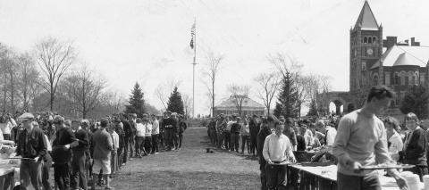 students in lines on the Thompson Hall lawn